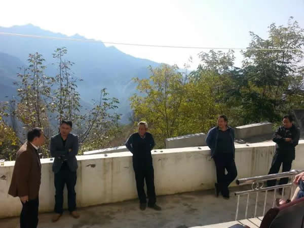 隴運集團公司董事長、黨委書記李寅祥率相關人員專程前往精準扶貧點進行深入調研