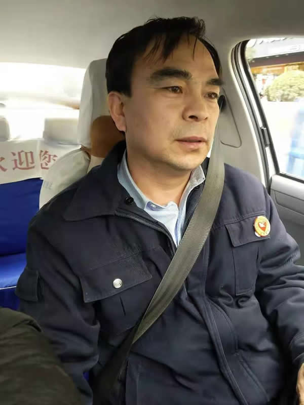 【拾金不昧】為隴運(yùn)集團(tuán)潤(rùn)祥出租車公司駕駛員“王劉德”點(diǎn)贊??！