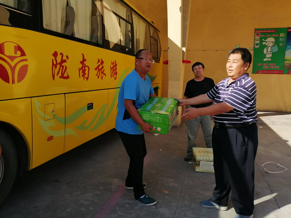 隴運(yùn)集團(tuán)公司開展“夏送清涼”慰問一線職工活動