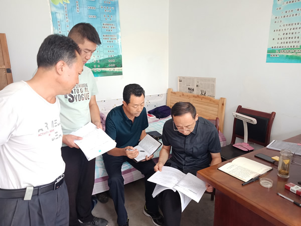 隴運集團公司黨委書記、董事長李寅祥深入琵琶鎮(zhèn)寧強村檢查指導(dǎo)幫扶工作