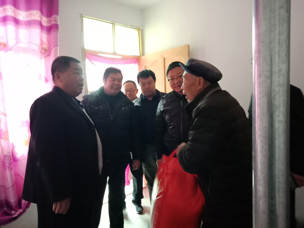 隴運(yùn)集團(tuán)公司開(kāi)展“解難題、辦實(shí)事、送溫暖”主題黨日活動(dòng)