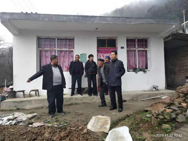 隴運(yùn)集團(tuán)公司開(kāi)展“解難題、辦實(shí)事、送溫暖”主題黨日活動(dòng)