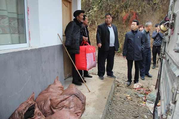 隴運(yùn)集團(tuán)公司開(kāi)展“解難題、辦實(shí)事、送溫暖”主題黨日活動(dòng)