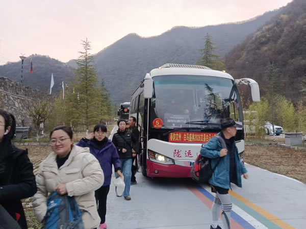 隴南市隴運(yùn)集團(tuán)文縣客運(yùn)公司、公交公司圓滿完成“春韻文州·白馬盛典2026文縣白馬山寨跑山賽”運(yùn)輸保障任務(wù)