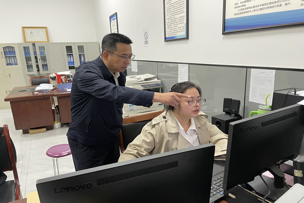 隴南市隴運集團(tuán)公司黨委書記、董事長馬明喜深入一線開展“五一”節(jié)日期間安全生產(chǎn)檢查
