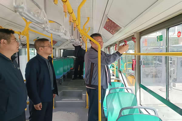 隴南市隴運集團公司值班領(lǐng)導帶隊檢查“五一”假日期間安全生產(chǎn)工作